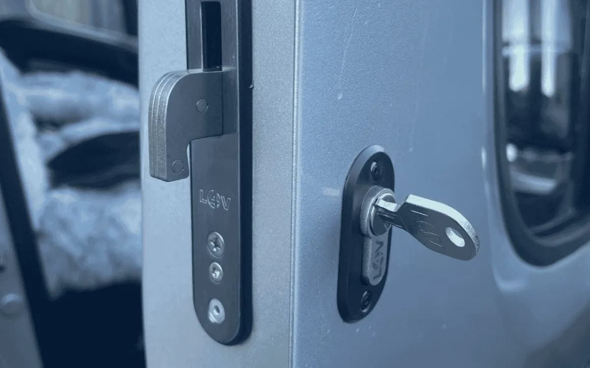 Installa chiusure di sicurezza per porte furgoni e previeni i furti